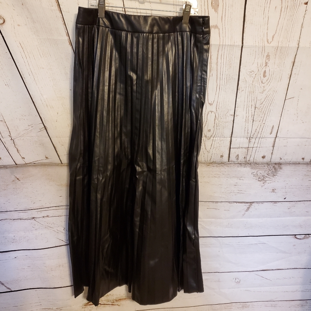 Black faux leather pleated skirt size Small, *broken zipper*